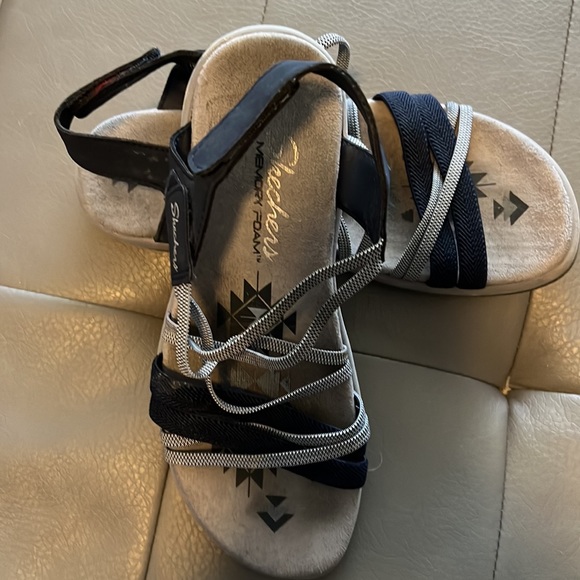 Skechers memory phone sandals. Womens size 5M. Used lightly, very comfortable. - Picture 2 of 3